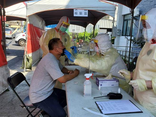 雲林縣衛生局今（23日）在林內鄉衛生所執行熱區快篩，受檢的162人都是陰性、0陽性。（周麗蘭攝）

