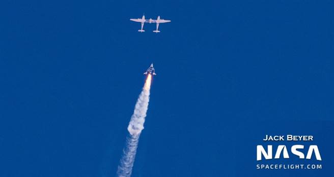 团结号刚刚脱离伊芙号的时刻，点燃自己的火箭引擎。(图/NASA)