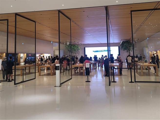 有网友PO出一张照片，发现台北Apple旗舰店疑似在中央宣布警戒升级后依然人满为患，让不少网友惊讶：「开趴啰？」(图/截自PTT)