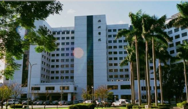 振兴医院傍晚证实，院内急诊室出现一名护理人员感染，目前院内会针对急诊室全面清消。(图/截自振兴医院官网)