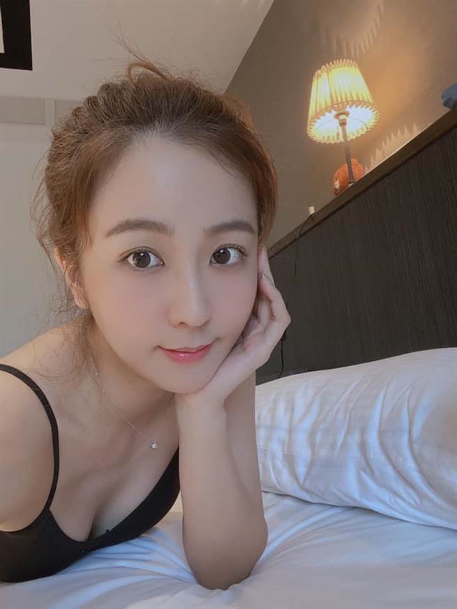周晓涵趴床泄邪恶视角，美胸太吸睛。（图／翻摄自周晓涵脸书）