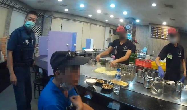 一名醉男在新營某餐廳用餐時拒戴口罩，被依法送辦。（讀者提供／劉秀芬台南傳真）