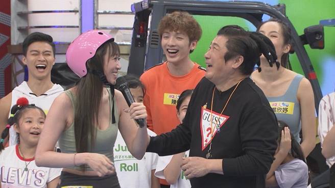 胡瓜跟蔡允洁示范「超级玛利欧」。（民视提供）