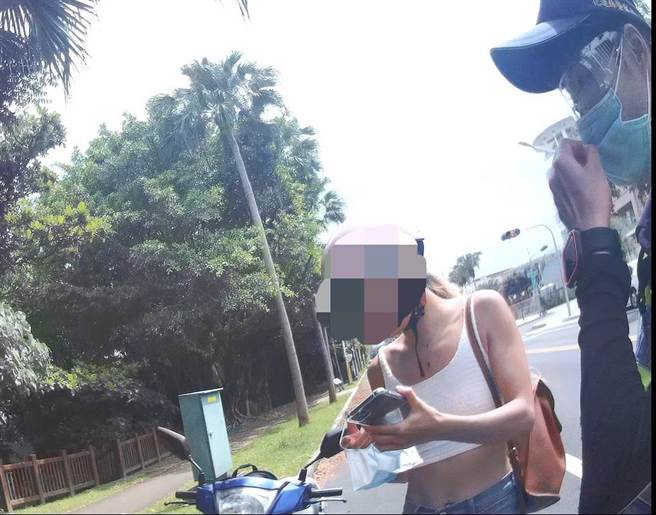 女子從台北來花蓮遊玩卻未戴口罩，警方見狀立即攔查取締。（花蓮警分局提供／羅亦晽花蓮傳真）