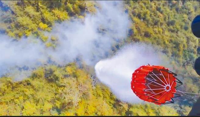 NCC专门委员乔建中在玉山八通关引发森林大火，至今尚未扑灭。(图／嘉义林管处提供／张亦惠嘉县传真)