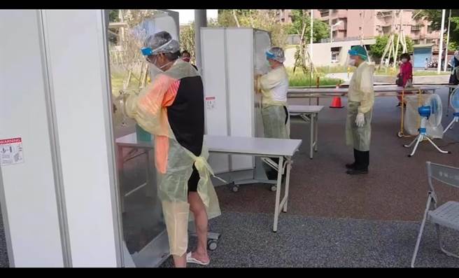 朱志凯在脸书po文晒出板桥机动筛检站的照片，质疑医护人员「简易式抛弃式雨衣」为民眾採检；不过新北市卫生局驳斥，筛检站同仁穿的是「防泼水医疗防护衣」，并非抛弃式雨衣。（翻摄 朱志凯脸书）