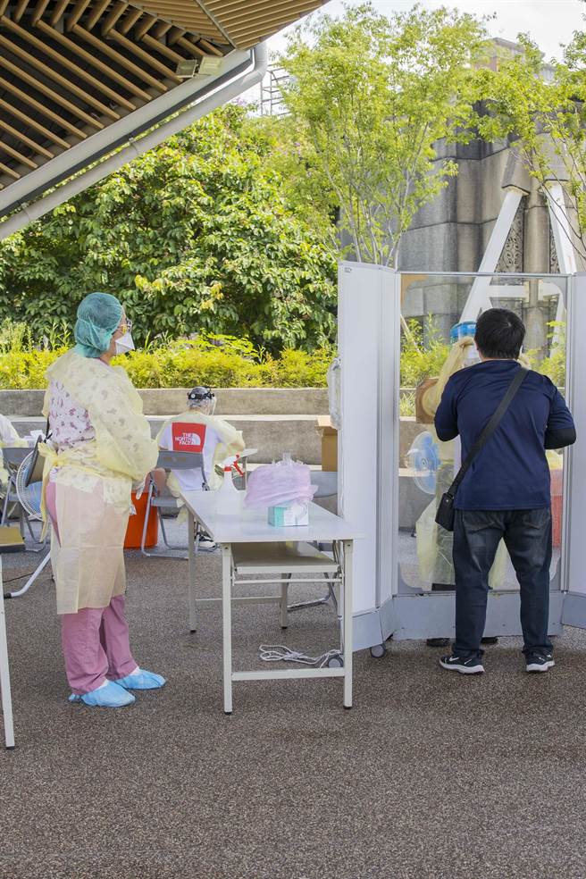 新北市今在板桥音乐公园加开机动筛检站。（新北市卫生局提供）