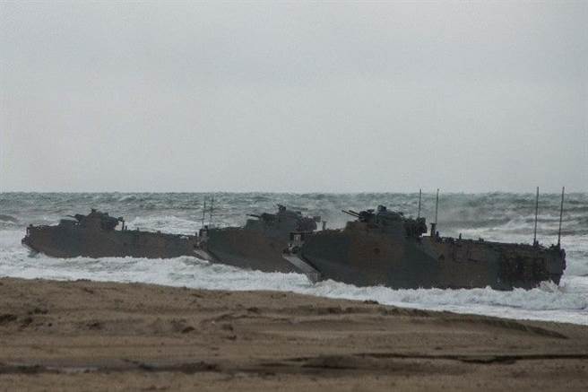 日本陸上自衛隊水陸機動團是依據2013年公佈的《防衛計畫大綱》，自2018年起增設的兩棲部隊，以離島防衛兩棲作戰為目標。圖為水陸機動團的AAV-7兩棲登陸車。（圖／日本陸上自衛隊）