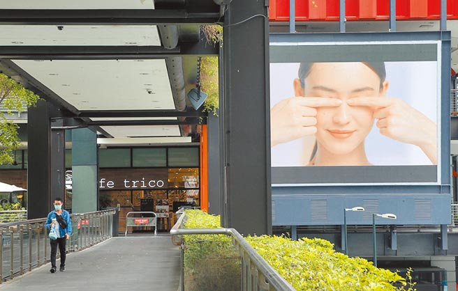 新冠肺炎疫情日趋严重，卫福部长陈时中呼吁民眾在周休二日收心，并拜托大家减少外出，避免群聚，把人流降到最低，就可逐渐切断传染链，22日北市信义商圈人潮明显变少，几乎没人上街。（赵双杰摄）