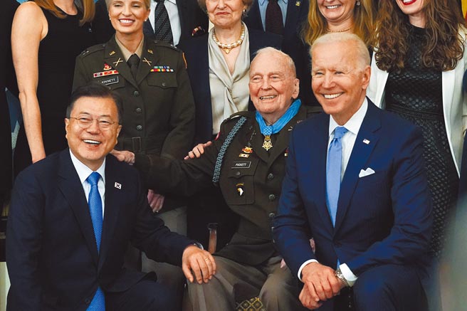 从菅义伟、文在寅面见拜登后的公告来看，美国与日、韩在半导体产业都是「我有的给你，你有的给我」＝「我们合作」。但是比较对台湾的做法，怎么看都像是「你有的给我，我有的不给你」＝「你帮我就好」。（美联社）