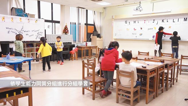 新北市興華國小英語科合班上課，分3個部分同時進行，教師課間學習扶助指導一組學生做學習單討論，另一組學生彼此做字卡測驗。（教育部提供／林志成台北傳真）