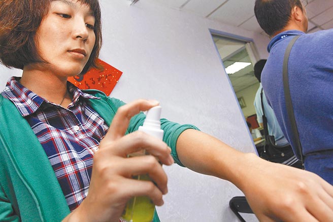 不少人都有「捕蚊灯」困扰，明明身处人群，却只有自己被蚊子叮。图为民眾喷防蚊液的画面。（本报资料照片）