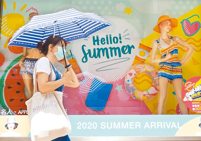 炎炎夏日，许多人在户外走动几分钟就汗流浃背。为民眾撑洋伞防晒的画面。（本报资料照片）