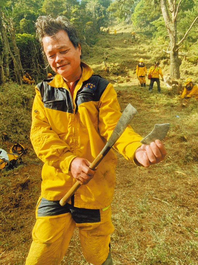 森林护管员抢救玉山八通关杜鹃营地大火，开辟防火线到砍刀损坏。（嘉义林管处提供／廖素慧嘉市传真）