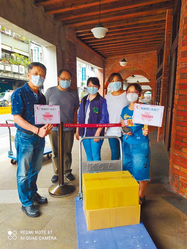 有萬華在地區民即使背負汙名標籤，也要送愛到剝皮寮，為努力奮戰的醫護加油。（洪文和提供／黃婉婷台北傳真）