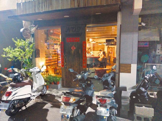 彰化市一家pub夜店在中央宣布八大行业休閒娱乐场所暂停营业后，仍于16日凌晨营业接受客人入内饮酒，遭警方查获移送县府开罚。（警方提供／谢琼云彰化传真）