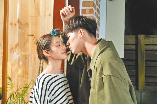 吴念轩（右）、莫允雯合拍《恋爱是科学》。（三立提供）