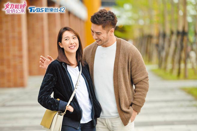 杨晴（左）和罗平主演《女力报到─爱情公寓》。（资料照片）