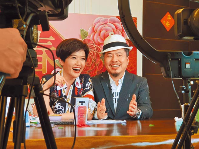 黄国伦（右）飞上海为爱妻寇乃馨庆祝50岁生日，小两口昨一起直播。（寇乃馨提供）