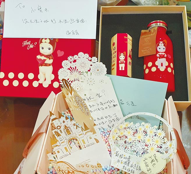 黄国伦送寇乃馨的生日礼物和卡片，相当别致用心。（寇乃馨提供）