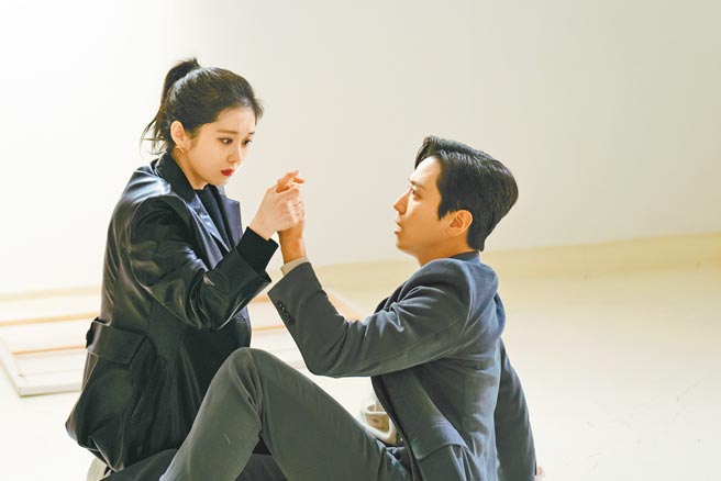 张娜拉（左）、郑容和主演灵异喜剧《大发不动产》。（friDay影音提供）