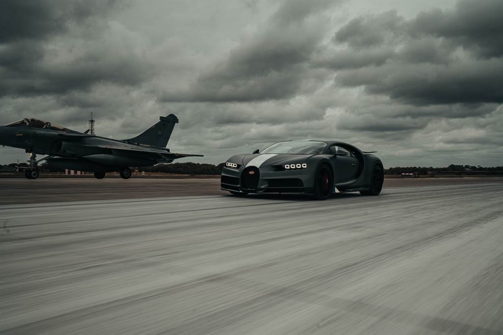 進一步探求極限？ Bugatti Chiron Sport ‘Les Légendes du Ciel’ 挑戰 Dassault Rafale 戰鬥機

