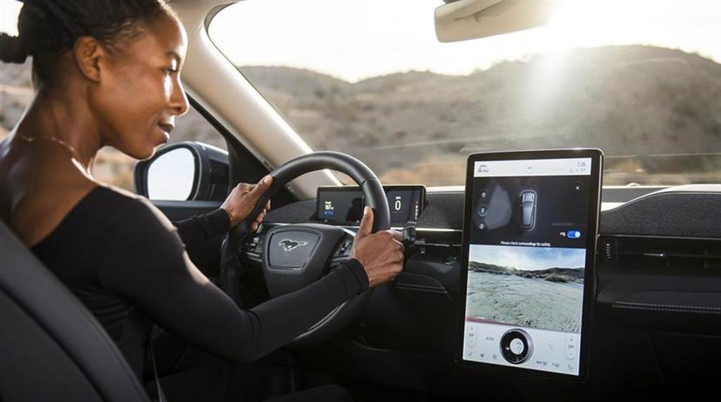 上車也逃不掉廣告：福特新專利用鏡頭辨識把戶外廣告投射到車內螢幕，確保全車人都看得到