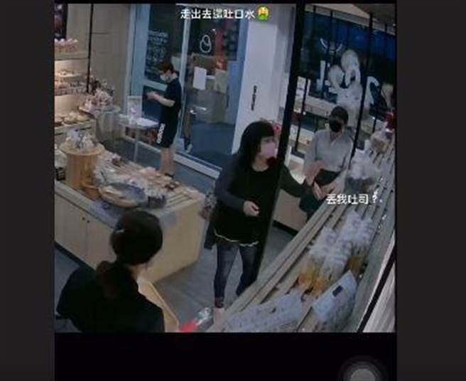刘女逛麵包店口罩乱戴，也不配合实联制，事后还恼羞摔吐司，对店家门口吐口水，引发民眾挞罚。（图／脸书_爆料公社）