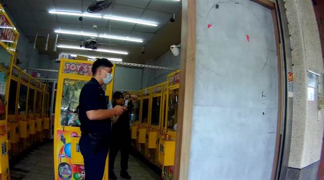 中市查获夹娃娃机台偷营业捞假日财，警方开举发单送裁处。（民眾提供／陈淑芬台中传真）