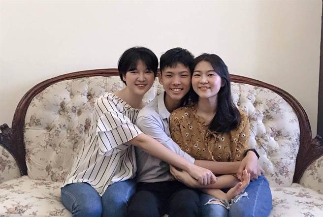 树德家商应用日语科学生詹范超（中）与两位都是树德毕业的姊姊先后录取国立大学。（树德家商提供）