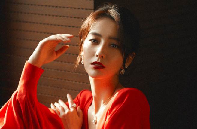 佟丽娅恢復单身后，把重心放在工作。（图／取材自Hello佟丽娅微博）