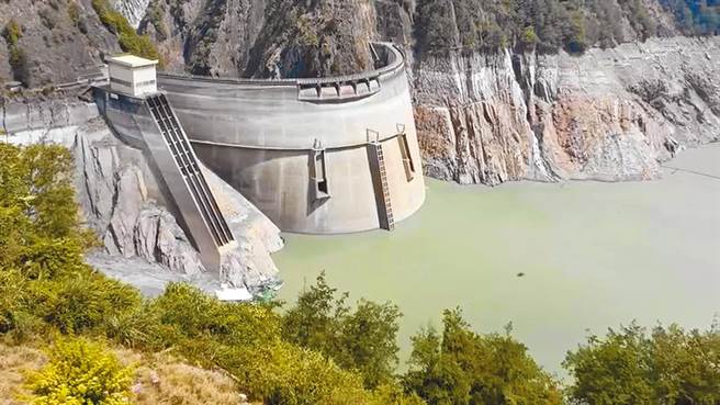 彭启明揭台湾百年大旱5大主因。图为德基水库蓄水率剩1.1%，再少3公尺就要见底。（民眾提供／王文吉台中传真）
