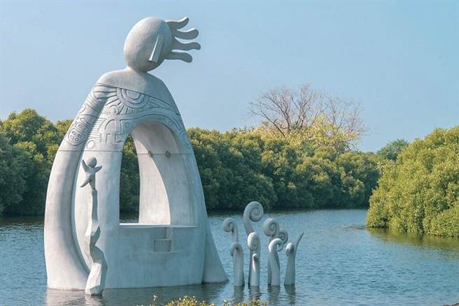 大鹏湾的鹏村湿地装置艺术《造物手》，融合环境景观并带出地方文史故事。　图：大鹏湾国家风景区管理处╱提供