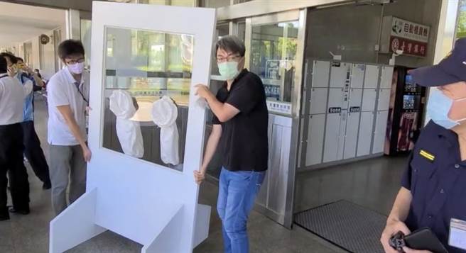 金门机场「快筛令」遭中央半夜发稿撤销，民航站内的快筛门今天上午遭到拆除。（李金生摄）