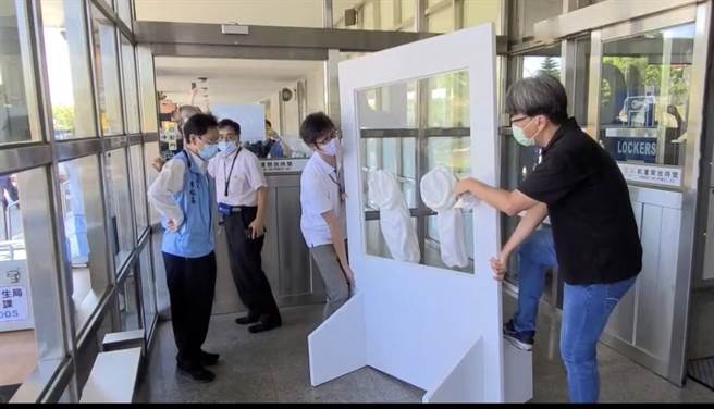 金门机场「快筛令」遭中央半夜发稿撤销，民航站内的快筛门今天上午遭到拆除。（李金生摄）