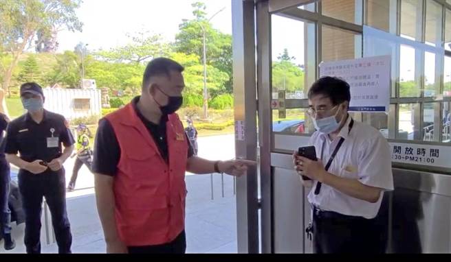 县长杨镇浯到场巡视大发雷霆，痛骂「七早八早是要拆给谁看？」站主任洪念慈则解释因为中央认定县府违法，航站因此无法提供配合设站的场地，场面十分火爆紧张。（李金生摄）