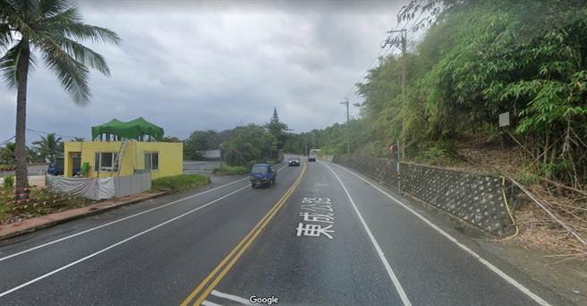 任男从台东美丽湾渡假村停车场驶出，遭左侧来车撞上，吃下「未礼让」罚单，但台北地院行政诉讼庭认为机车车速过快是肇事主因，判决撤罚。（翻摄自Google地图）