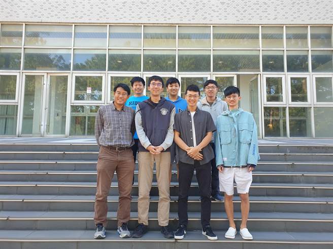 清华资工系副教授周志远（前排左起）带领学生王子文、张承勛、萧亦程（学生教练）。后排左起牟展佑、蒋立元、黄文远勇夺ASC世界大学生超级电脑大赛冠军。（清华提供／陈育贤新竹传真）