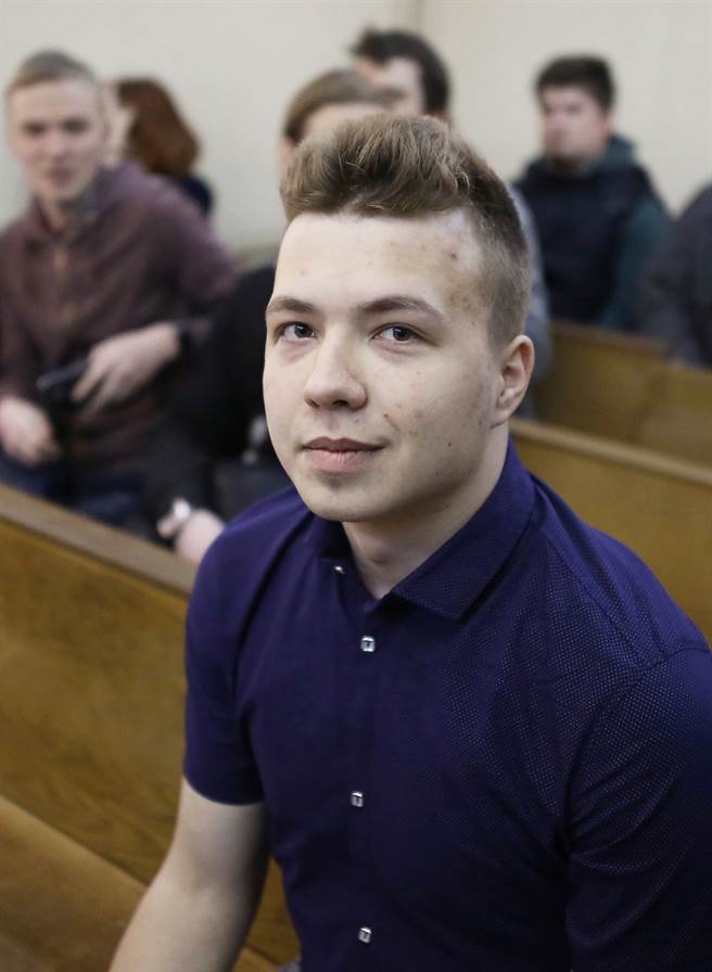 白俄罗斯当局今天以班机上有炸弹为由，强制一架原定飞往立陶宛首都维尔纽斯的廉航班机转降白俄首都明斯克，并在班机降落后逮捕机上一名26岁白俄反对派记者。(图/路透社提供)