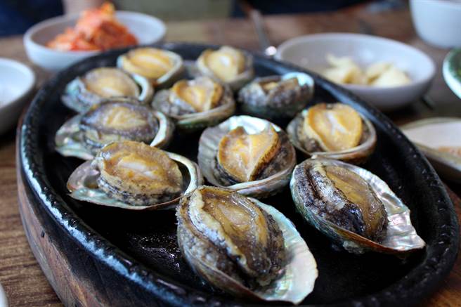 大陆一名女子日前到海鲜自助餐厅用餐，拿了一桌鲍鱼，没想到却引起老板注意，被拍片PO网。(示意图/达志影像)