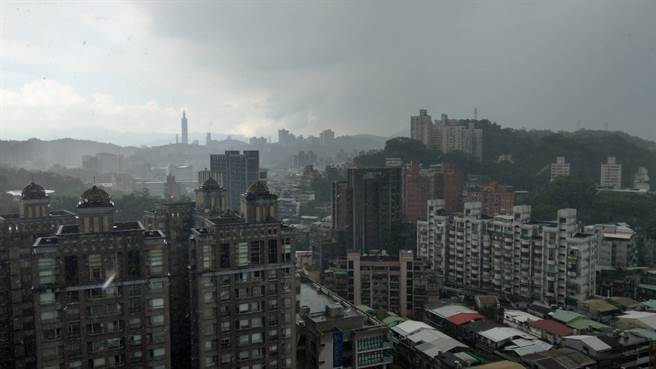 台北天空逐渐变暗，准备要下雨。（张达智摄）