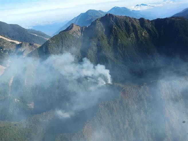 玉山八通关杜鹃营地森林大火延烧8天。（嘉义林管处提供）