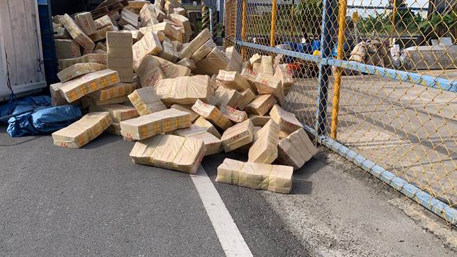 陈姓货车司机快速通过路口后惨遭追撞，翻车后成綑金纸掉落满地。（民眾提供／谢琼云彰化传真）