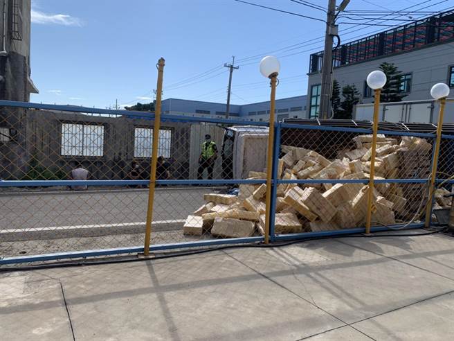 陈姓货车司机快速通过路口后惨遭追撞，翻车后成綑金纸掉落满地。（民眾提供／谢琼云彰化传真）