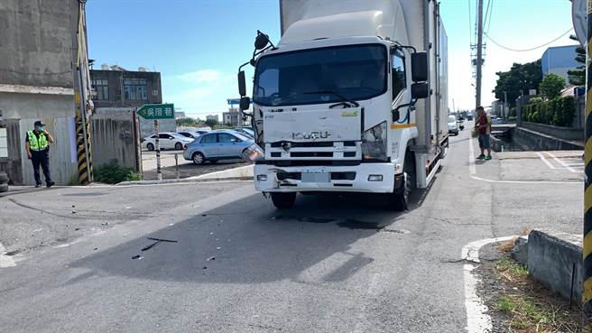 另一部大货车右前侧车头也因碰撞毁损。（民眾提供／谢琼云彰化传真）