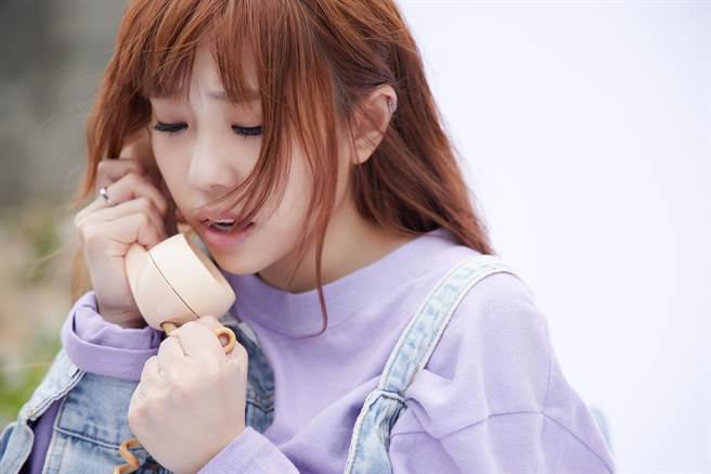 艾薇在MV裡演出揪心情緒。（環球提供）  