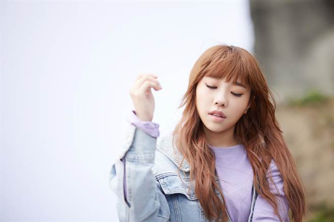 艾薇在MV裡演出揪心情緒。（環球提供）