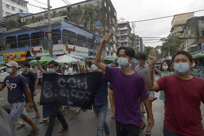 緬甸民眾上街抗議政變。(資料照／美聯社)