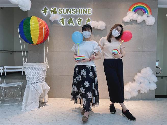 新北市三峽戶政事務所為慶祝同性婚姻合法3周年，與在地咖啡館合作，贈送客製彩虹千層蛋糕給予新婚伴侶。（三峽戶政事務所提供）