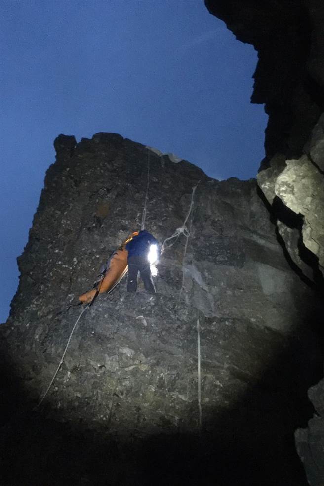 新竹县消防局山难搜救小组在品田山救坠崖罹难者，过程惊险。（新竹县消防局提供／罗浚滨新竹传真）